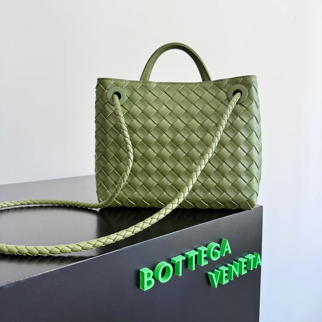 The 2023 new Andiamo batch 1860BV is shipped‼ ️Really popular🔥The new Andiamo woven handbag launched by Bottega Veneta this season is really popular all over the world! ! Celebrities at home and abroad have worn it, and Oscar-winning actress Michelle Yeoh has taken it out on the street. Song Jia, Trai Yara, Yu Feihong, Sanji Ayaka, Rosie Hunting-Whiteley, Yoshioka Riho, etc. have all picked up this bag. It is classic and versatile, showing off its temperament, and the bag capacity is also large, which is very convenient for daily commuting! ! A variety of carrying methods, the shoulder straps can be adjusted by yourself, the original lambskin feels soft and delicate, and the unisex style breaks gender boundaries and brings a more practical and longer-lasting use experience. Andiamo, which has both elegant and casual styles, perfectly interprets the true appearance of "fashionable old money style". Style number: 743568 Size: 25*22*10.5cm